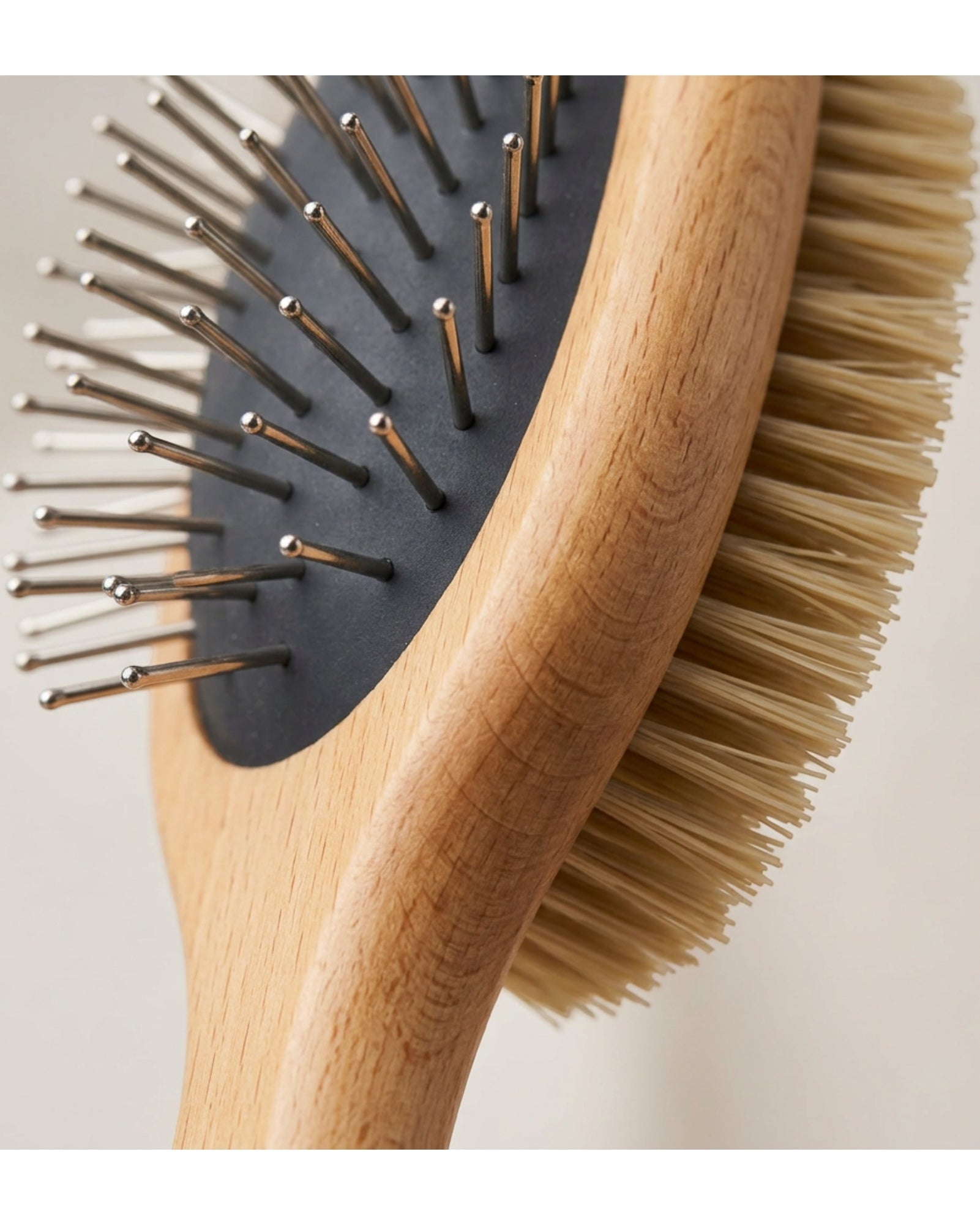 Gridn Dual-Sided Pet Grooming Brush 22 cm Beech and Charcoal - Detail view